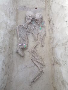 Feltehetően egy nő és egy leánygyermek kettős temetkezése a XXII. ker. Növény utcai avar kori temetőből.